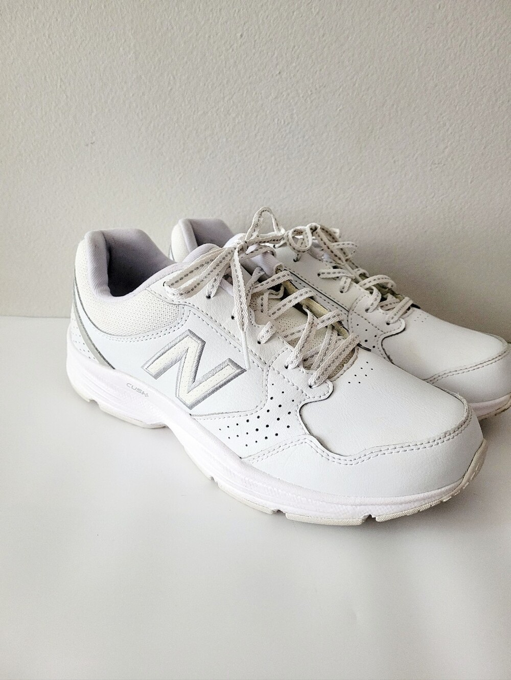 New Balance 411 Women's White Leather Walking Shoes Size 9 D Wide